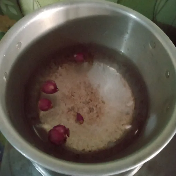 Siapkan panci masukkan bawang merah kemudian rebus hingga mendidih.