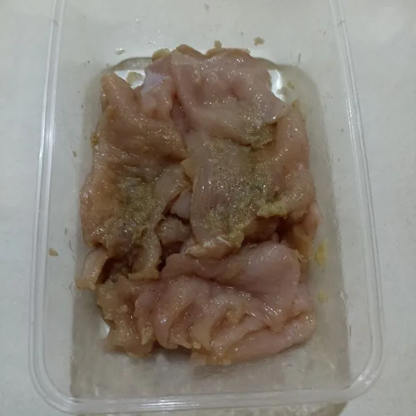 Ayam Katsu : Marinasi ayam fillet dengan bawang putih, garam, lada, dan kaldu bubuk. Aduk merata dan simpan di dalam lemari es.