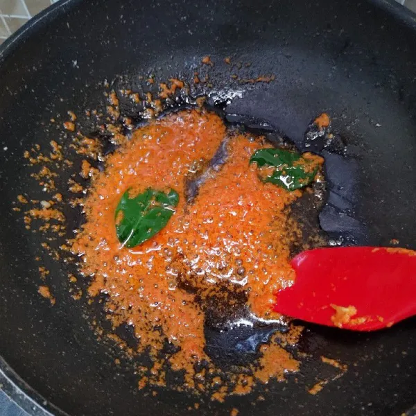 Tumis bumbu halus, tambahkan daun jeruk, aduk dan masak bumbu sampai matang.