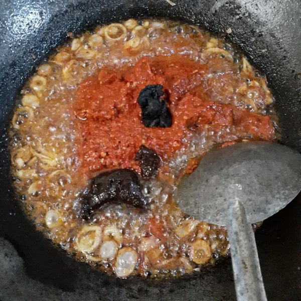 Masukkan bumbu halus, gula aren, asam jawa dan masak hingga gula larut dan bumbu tidak berbau langu.