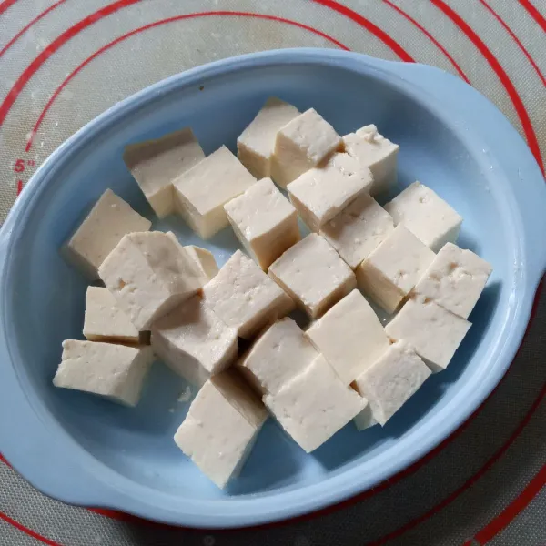 Potong tahu Kotak agak besar.