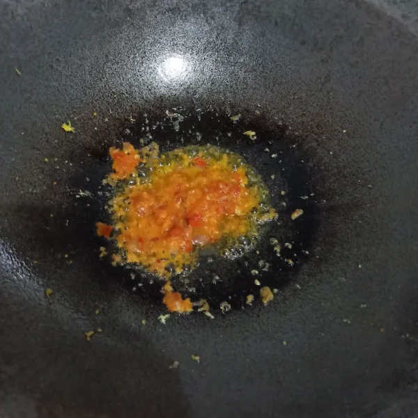 Lelehkan margarin, lalu masukkan bumbu halus. Tumis hingga harum.