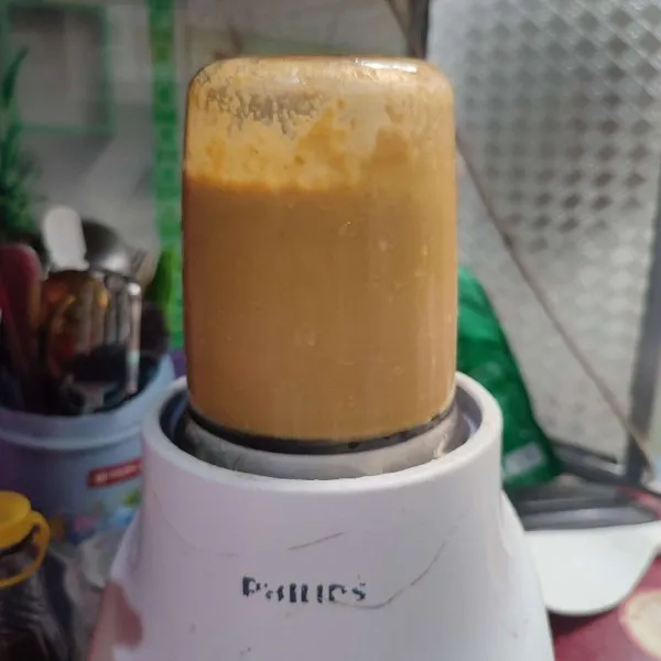 Blender semua bahan bumbu halus.