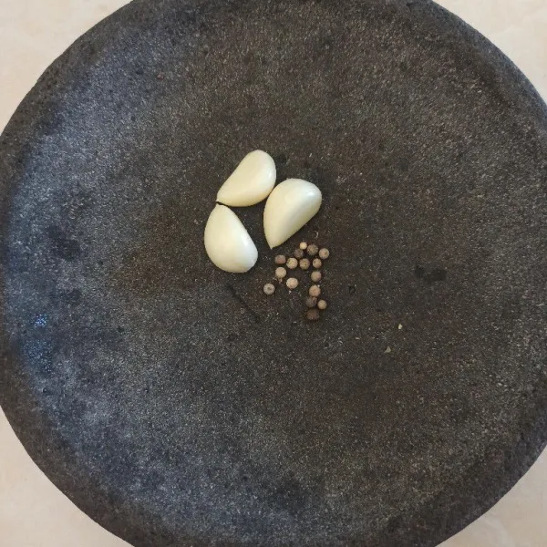 Uleg bawang putih dan garam