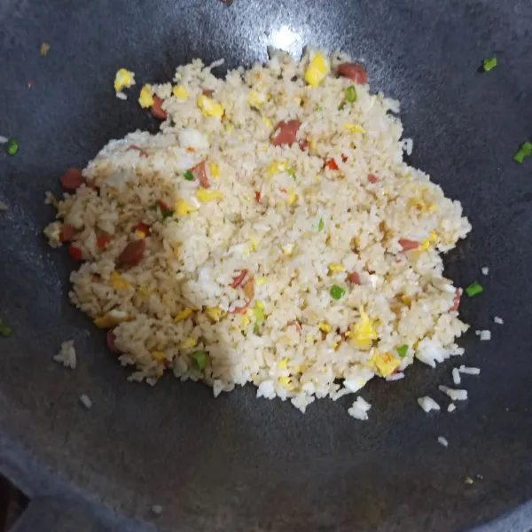 Beri kecap manis, kaldu jamur. Aduk rata. Beri garam sedikit demi sedikit, aduk dan tes rasanya. Jika dirasa sudah asin hentikan penambahan garam. Tapi jika kurang, bisa ditambahkan lagi sesuai selera.