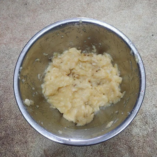 Kemudian haluskan pisang bisa menggunakan blender ataupun cukup menggunakan garpu.