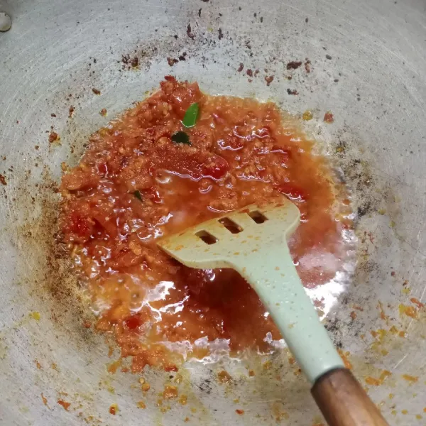 Panaskan minyak goreng secukupnya, tumis bumbu halus dan daun jeruk sampai harum dan matang.