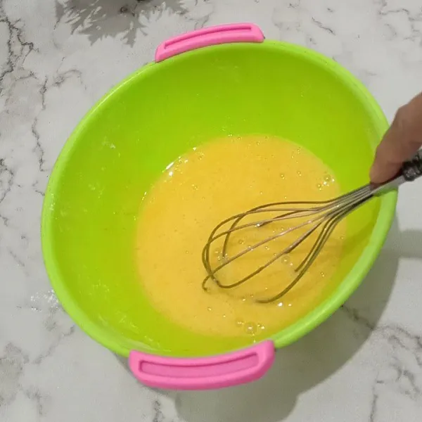 Kocok telur dan gula halus sampai tercampur rata.