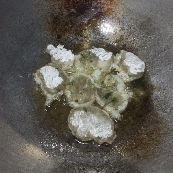 Goreng cireng hingga kecoklatan