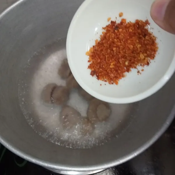 Kalau bakso tulang rangu sudah mengapung, masukkan cabai bubuk.