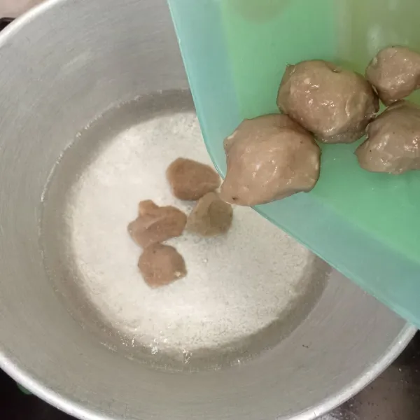Rebus air hingga mendidih kemudian masukkan bakso tulang rangu.