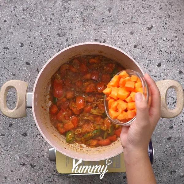 Masukkan wortel, kentang, buncis, dan bunga kol. Kemudian tumis dan masak sebentar, lalu tambahkan air panas dan masak hingga seluruh sayur matang sempurna. Kemudian tambahkan santan lalu aduk merata.