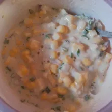Selanjutnya masukkan jagung manis dan daun bawang aduk hingga tercampur rata.