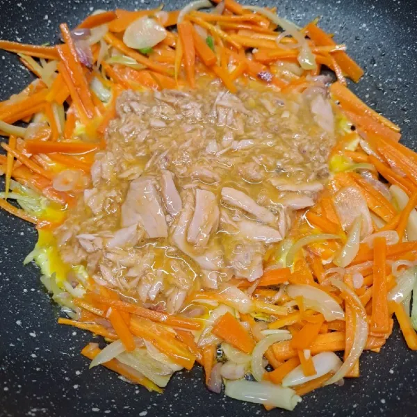Masukkan campuran telur ikan tuna. Orak arik sampai matang.