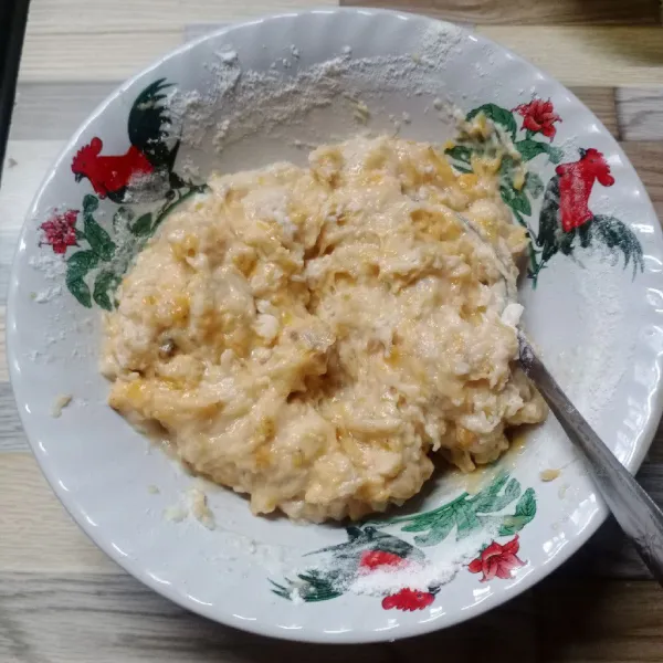 Masukkan terigu, gula pasir dan garam. Aduk rata.