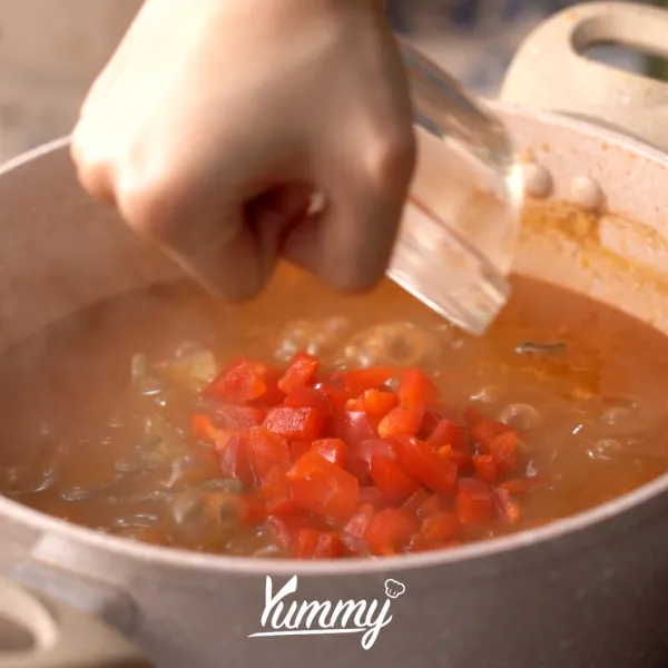 Tambahkan wortel dan paprika, masak hingga matang. Tambahkan bubuk paprika, garam, lada dan gula.