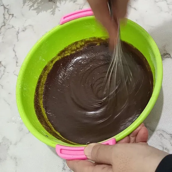 Masukan coklat leleh aduk sampai rata.
