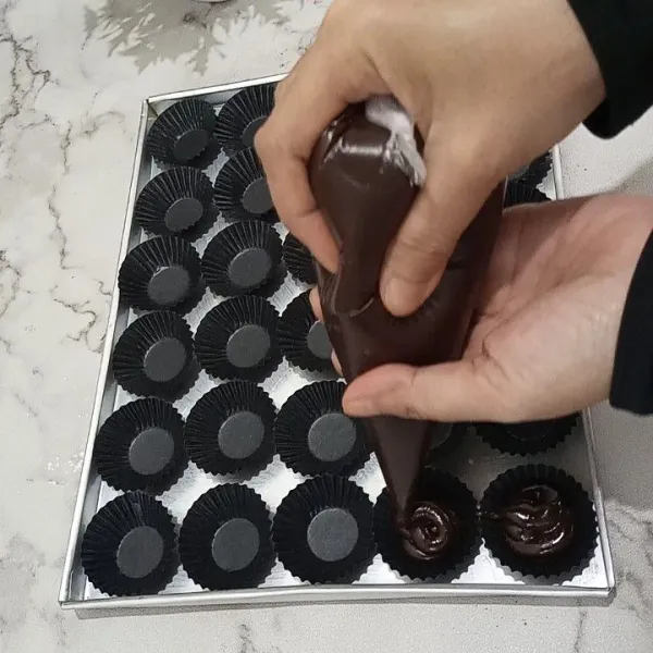 Semprotkan ke dalam cup mini yang biasa untuk nastar sebanyak 3/4 tinggi cup.