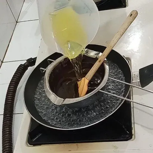 Lelehkan coklat blok campur dengan minyak aduk rata biarkan hingga hangat.