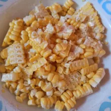 Cuci bersih jagung manis kemudian serut.