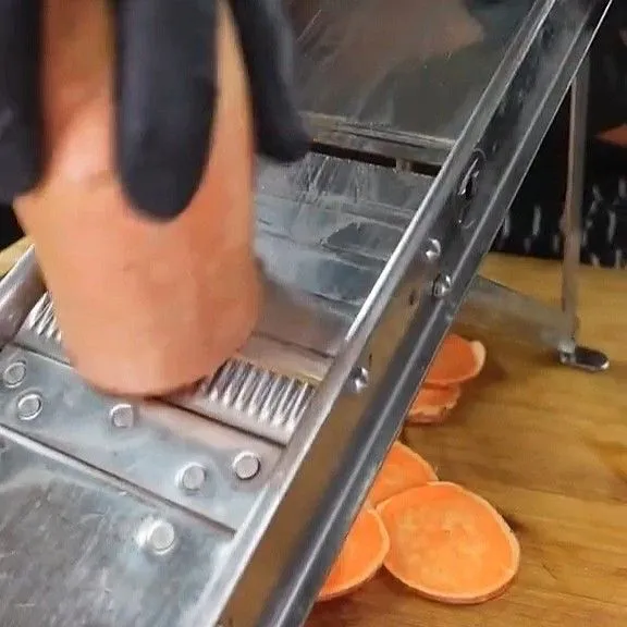 Parut ubi jalar dengan ukuran yang baik.