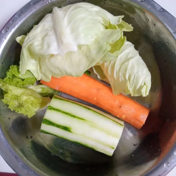 Siapkan wortel, timun, kubis dan daun sla.