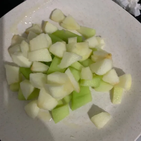 Campurkan apel dengan melon ke piring saji.