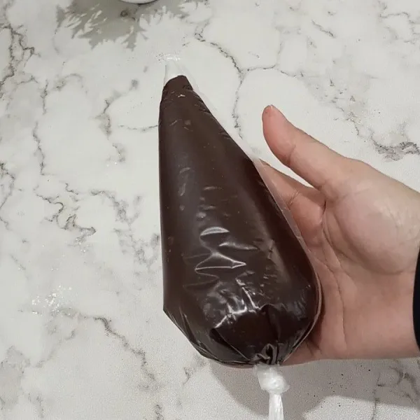 Masukan ke dalam plastik segitiga lalu ikat.