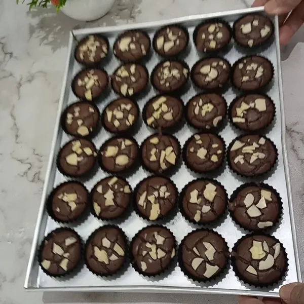 Panaskan oven suhu 200 derajat celcius kemudian turunkan menjadi 150 derajat celcius api atas bawah oven selama 20 menit.