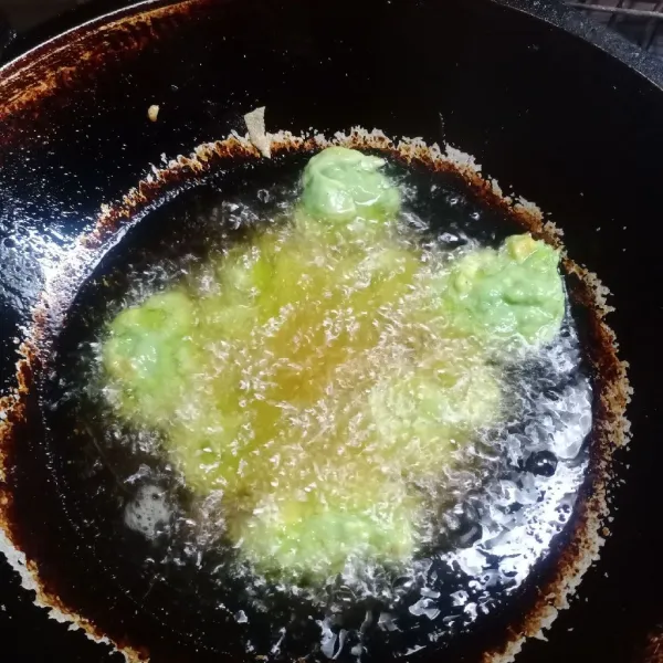 Panaskan minyak goreng. Masukkan adonan sesendok sesendok. Goreng sampai kecoklatan.
