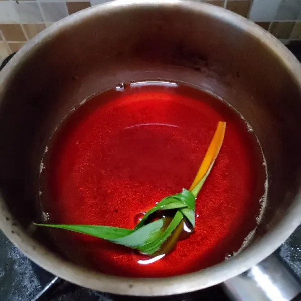 Tambahkan air dan gula pasir, masak sampai gula larut dan mendidih lalu biarkan hingga dingin.