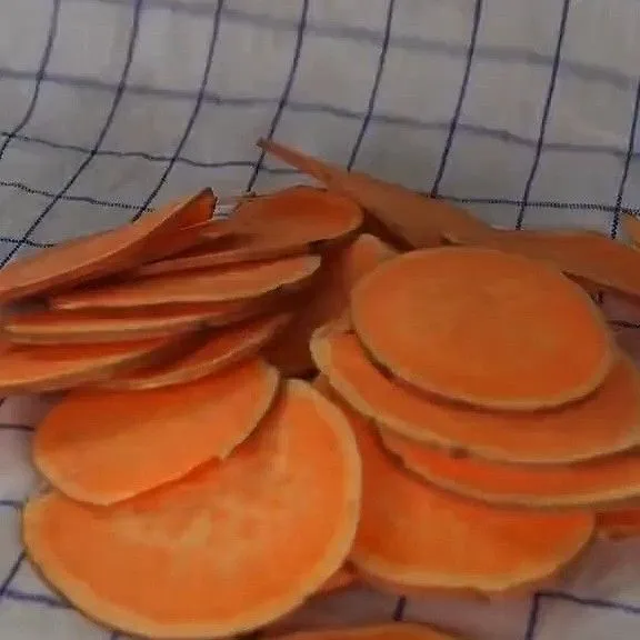 keringkan ubi dengan kain bersih, lalu bungkus dan diamkan.