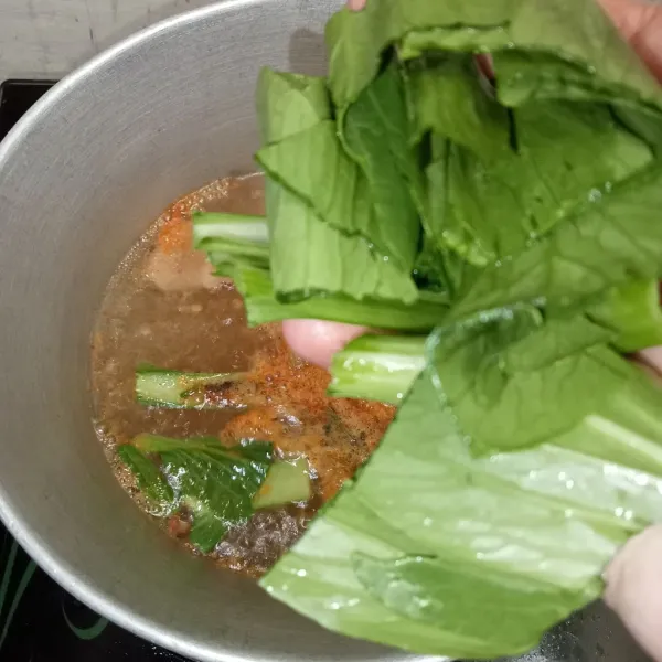 Masukkan pokcoy masak hingga setengah matang.