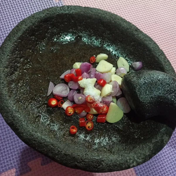 Iris bahan bumbu halus. Lalu haluskan.