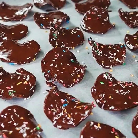 letakan di baking paper lalu taburkan dengan meses.