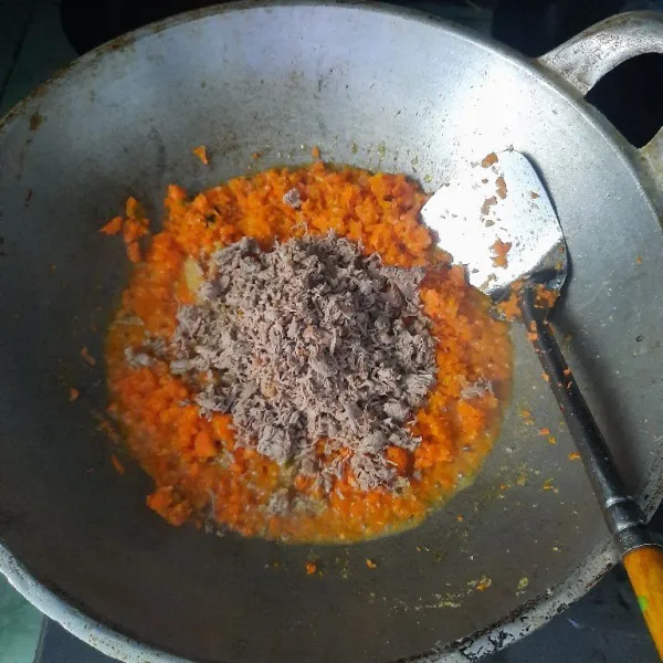 Masukkan wortel, daging yang sudah dihaluskan, tambahkan juga semua bumbu, masak sampai matang, sisihkan.