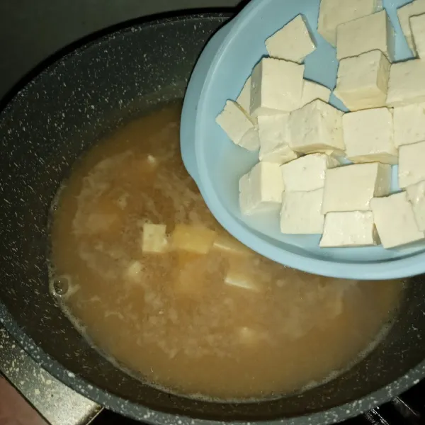 Masukkan tahu. Masak sebentar.