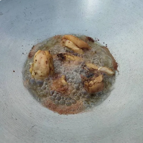 Kemudian panaskan minyak, goreng ayam hingga kecokelatan, kemudian tiriskan.
