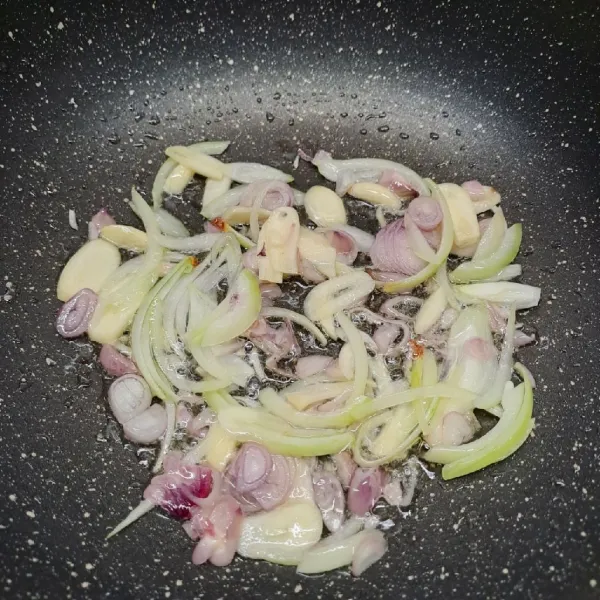 Tumis bawang merah, bawang putih, dan bawang bombay sampai layu dan harum.