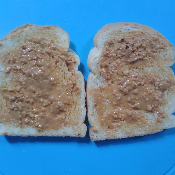 Poles roti dengan selai kacang.