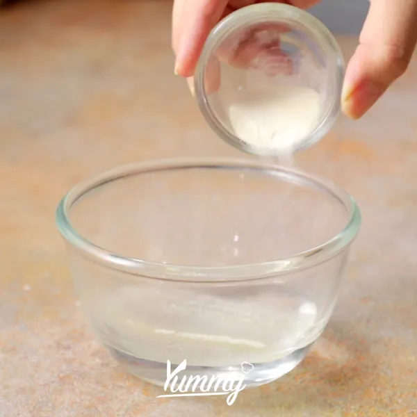 Siapkan gelatin bubuk di dalam wadah, tuangkan air dingin dan diamkan selama 10 menit hingga mengembang.