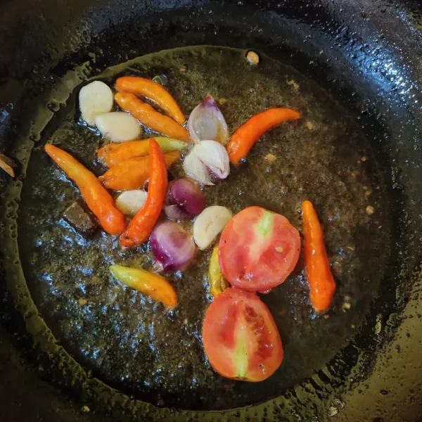 Goreng cabe rawit, bawang merah, bawang putih, tomat merah dan terasi hingga layu.