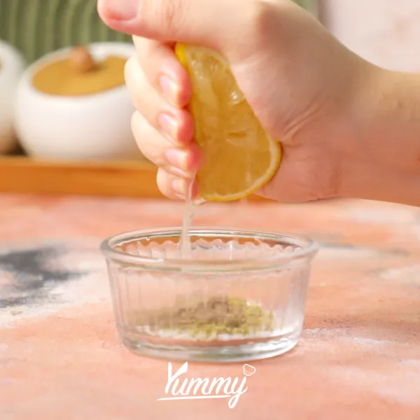 Masukkan garam, oregano, lada hitam, dan air lemon di dalam wadah dan aduk hingga merata.