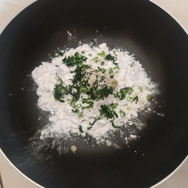 Campur Tepung tapioka, daun bawang, daun seledri, garam, kaldu campur dan bumbu halus