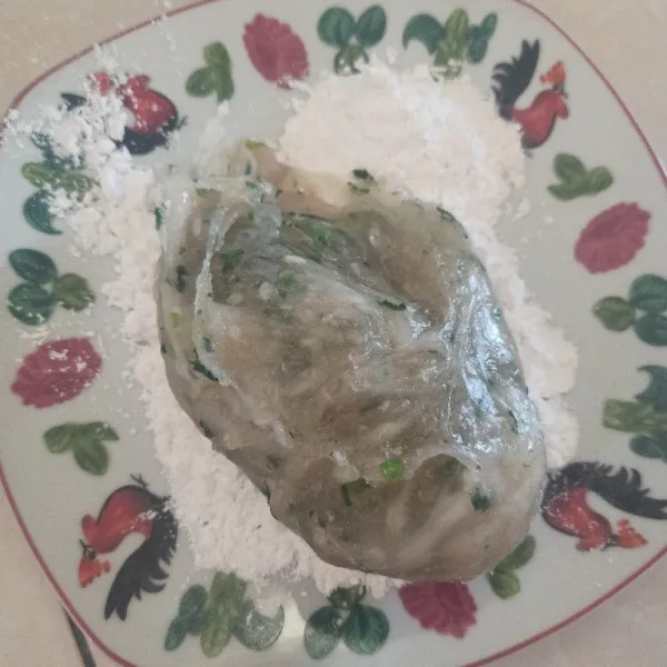 Letakkan adonan diatas Tepung tapioka, pipihlan adonan