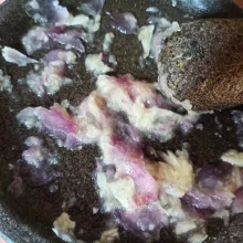Haluskan bawang putih dan bawang merah.