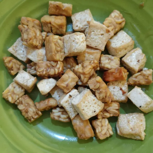 Potong dadu tempe dan tahu lalu goreng hingga matang.