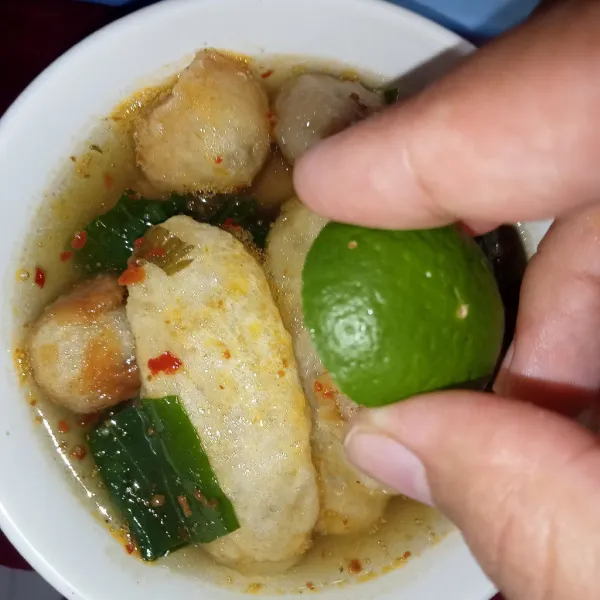Sajikan dengan tambahan kecap manis dan perasan jeruk nipis secukupnya.
