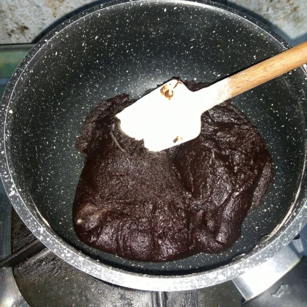 Masak gula dan air sampai larut. Masukkan margarin dan DCC. Masak sampai larut. Kemudian masukkan tepung terigu dan coklat bubuk. Masak hingga kalis seperti dodol. Biarkan dingin.