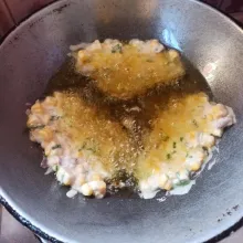 Panaskan minyak goreng agak banyak, setelah minyak cukup panas masukkan satu centong nasi adonan bakwan kepinggiran wajan kemudian goreng hingga matang. Setelah matang angkat dan tiriskan.